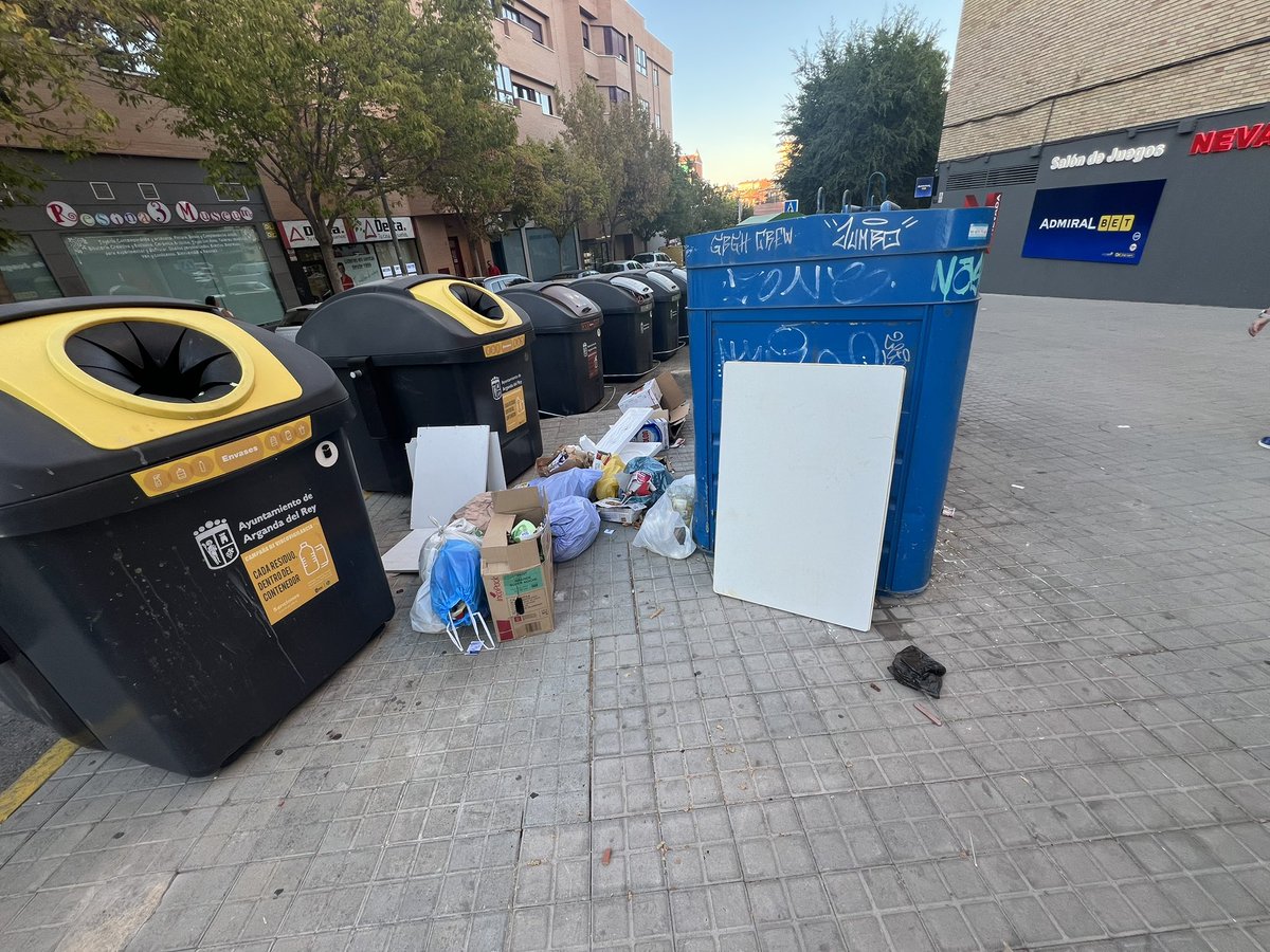 ArgandaEnLucha's tweet image. Mientras el alcalde presume de inversiones y proyectos futuristas, la realidad de Arganda es muy distinta: calles llenas de basura, papeleras sin vaciar durante semanas, contenedores desbordados, parques abandonados y hasta ratas circulando. 
Los vecinos necesitamos soluciones YA