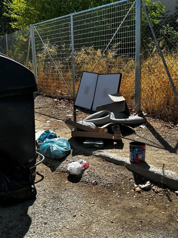 ArgandaEnLucha's tweet image. Mientras el alcalde presume de inversiones y proyectos futuristas, la realidad de Arganda es muy distinta: calles llenas de basura, papeleras sin vaciar durante semanas, contenedores desbordados, parques abandonados y hasta ratas circulando. 
Los vecinos necesitamos soluciones YA