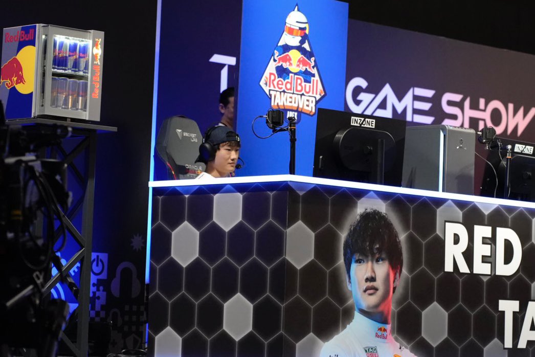 topnewsf1's tweet photo. 角田裕毅 in 幕張メッセ!
F1アゼルバイジャンGP🇦🇿6位
✈️→東京ゲームショウ🎮バトル中
✈️→F1シンガポールGP🇸🇬
#F1jp #レッドブル #APEX #RedBullApexTakeover https://t.co/bjMViNtAOD