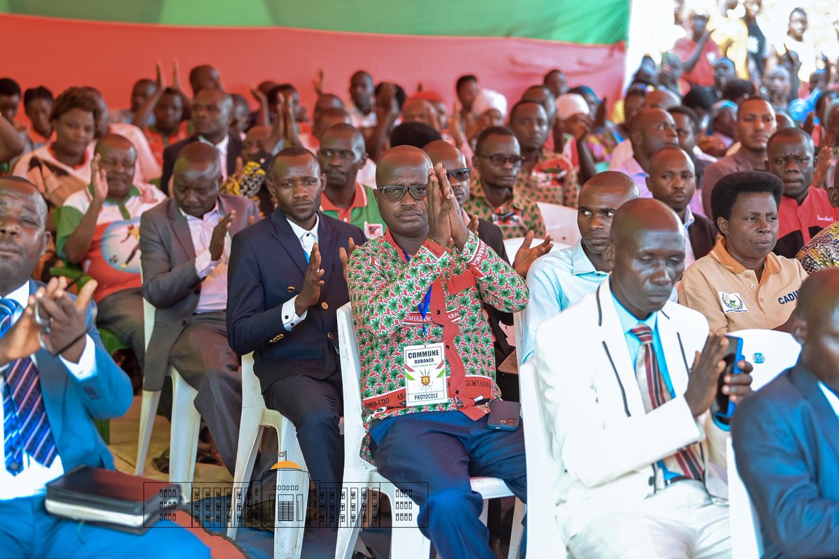 KwaNtare's tweet photo. Kuwa 25/9, Umukuru w'Igihugu akaba n'Umukuru w'Inama Nkuru y'Inararibonye muri  @CnddFdd Nyenicubahiro @GeneralNeva yifadikanije n'abagumyabanga ku ngoro ya @CnddFdd ya #Bubanza mu gisabisho mpuzamadini cama kiba ku wa Kane uheza ukwezi gitunganijwe n'umugambwe uri k'ubutegetsi. https://t.co/gxkaR0vPbA