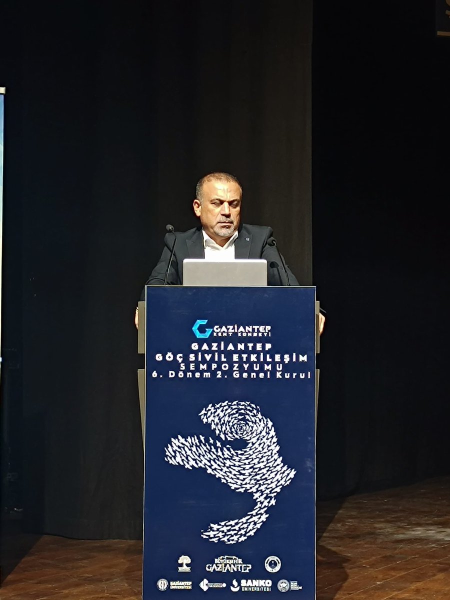 Gaziantep’te 6. Düzenlenen “Göç Sivil Etkileşim Sempozyumunda” 14 yıl sonra Suriyeli sığınmacıların Türkiye’deki yolculuğunu değerlendirdik. Ancak mesele hala sosyolojik gerçeklikten uzak politik ve ideolojik ajandaların aparatı olarak değerlendiriliyor. Yazık.