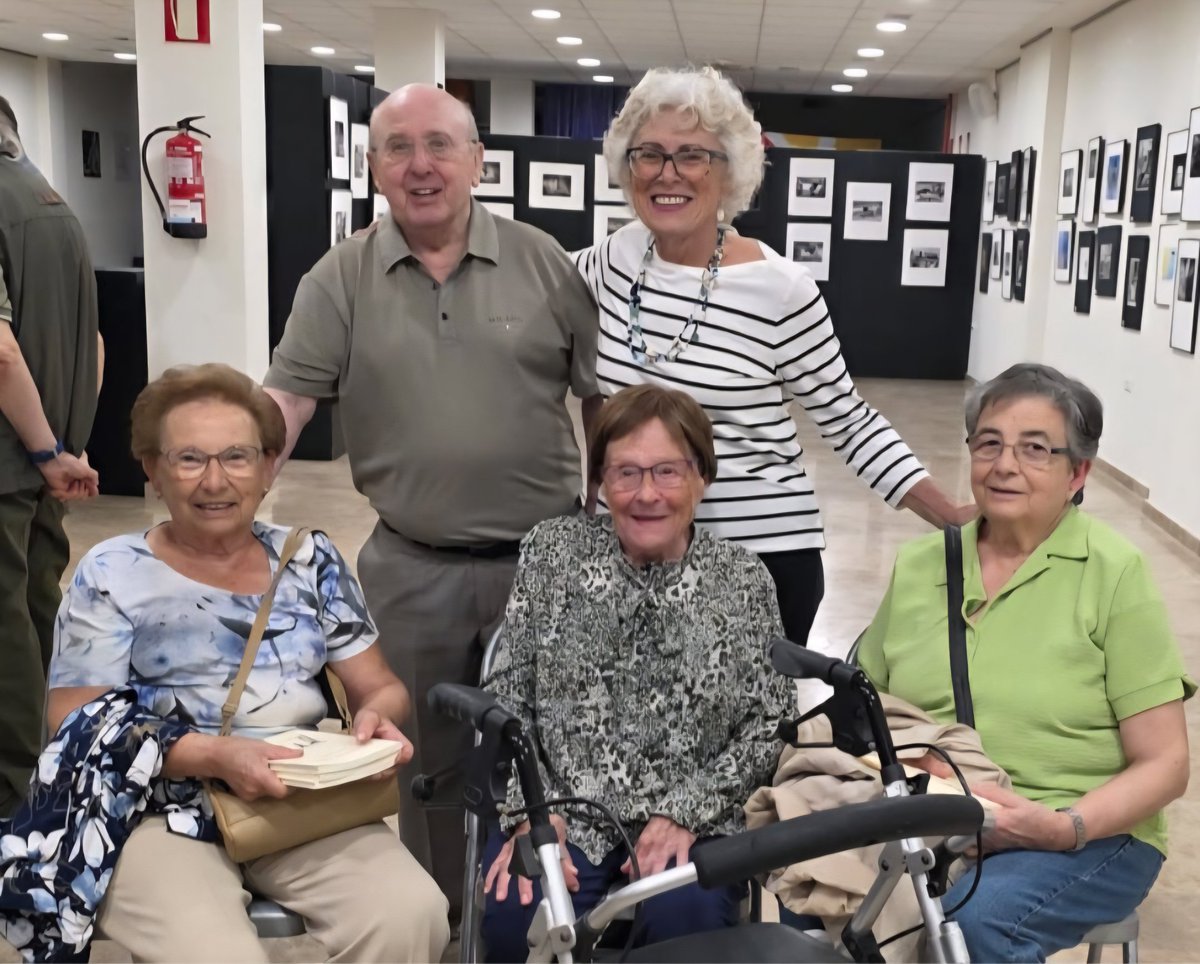 Felizmente acompañada por la Asociación de Estudios Monoveros, familiares, amig@s y lector@s de Monóvar.
Sois un encanto y os lo agradezco de corazón.🧡📚🙏

#asociaciónestudiosmonoveros 
#caleidoscópica 
#PiezasAzules 
#novelailustrada 
#novelahíbrida