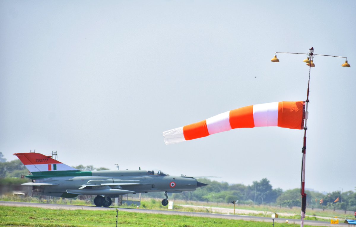 ReviewVayu's tweet image. Chandigarh Airbase 26 Sep 2025.... Time is running out for the beauty MiG-21.
A water cannon salute with the traditional ceremonial arch of water underway.
📷 Vayu's Rishav @connect_rishav