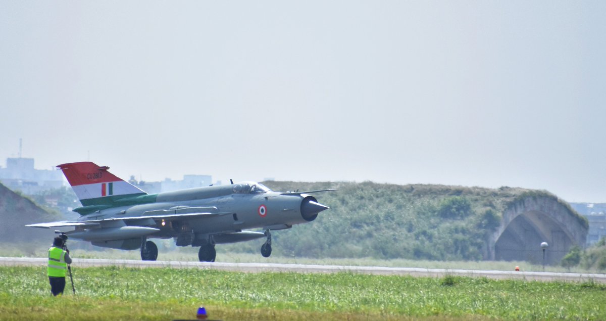 ReviewVayu's tweet image. Chandigarh Airbase 26 Sep 2025.... Time is running out for the beauty MiG-21.
A water cannon salute with the traditional ceremonial arch of water underway.
📷 Vayu's Rishav @connect_rishav