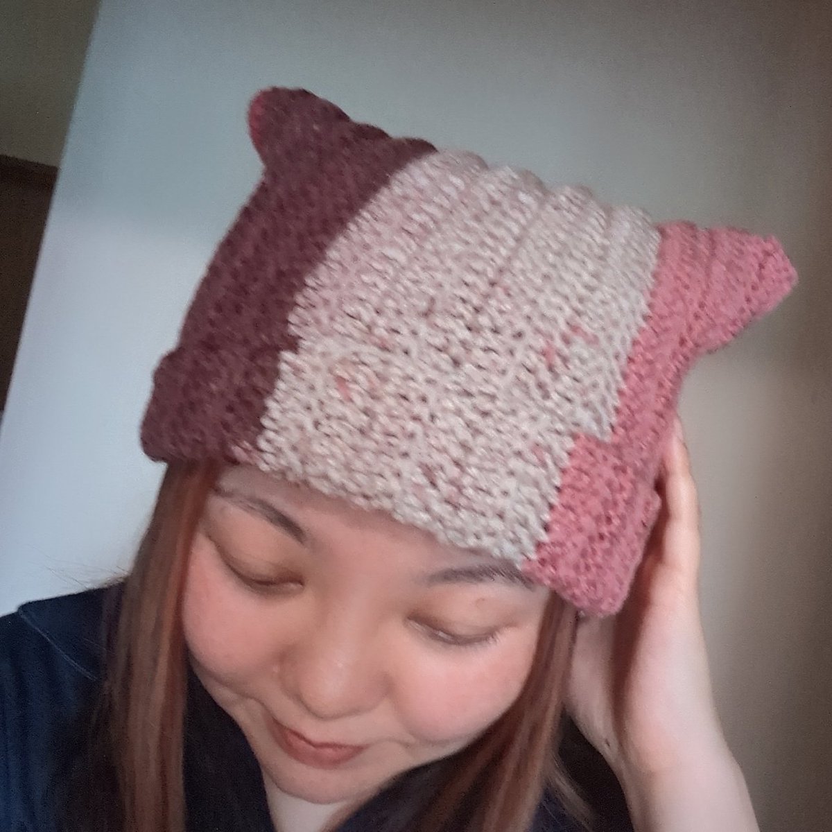 去年買って使わなかった毛糸で猫耳帽子🧶
凄い簡単なのにちゃんと猫耳っぽくなったよ😊
よーし！今度は単色で編んでみよっ😚
