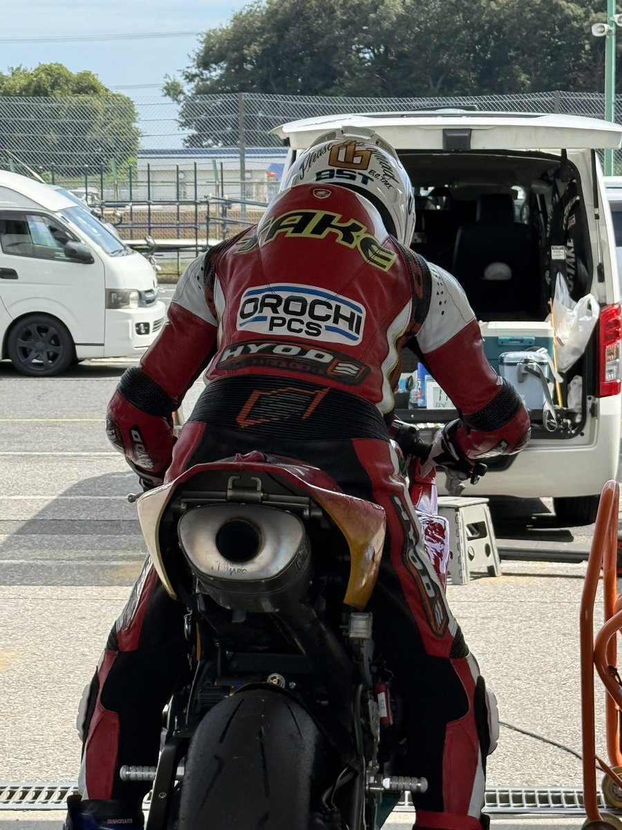 昨日は雨の岡山国際サーキット（JRR公開テスト）で、ちょっと肌寒い感があったけど
今日の筑波サーキットはまだちょっと暑かった😆
とはいえ、ようやく走りやすい季節になってきました⤴️