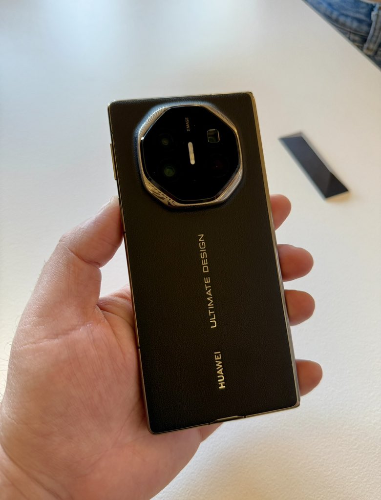 MikyAncona's tweet image. ✨ Il Huawei Mate XT Ultimate Design unisce eleganza e innovazione: triple fold, display da 10,2”, fotocamere XMAGE e design stellare. È più di uno smartphone: è un’esperienza in 3 dimensioni. 🚀
#Huawei #MateXT #UltimateDesign #TriFoldPhone #Foldable @Huawei @HuaweiMobileIT