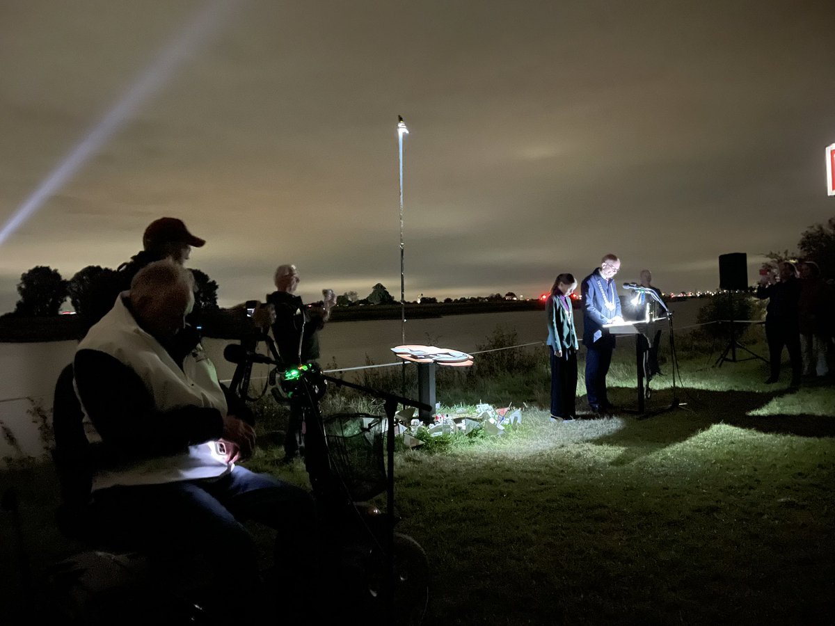 On 25 September, the local community of #Oosterbeek take part in the White Ribbon Silent March, retracing the steps taken by British airborne forces as they withdrew across the river after the Battle of Arnhem. Always an honour to join them. #OperationBerlin <a href="/ukinnl/">UK in NL🇬🇧🇳🇱</a> 🇬🇧 🇳🇱 🇵🇱