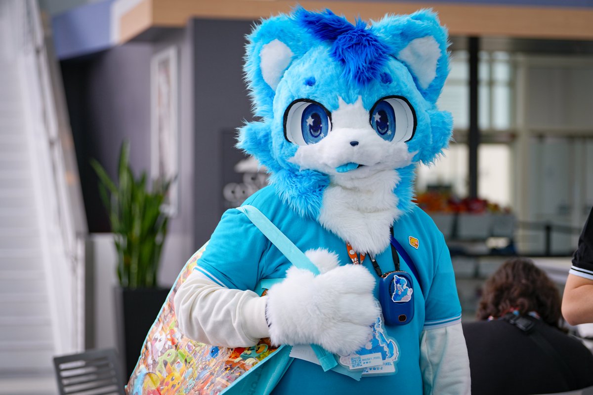 New performative blue dog debut

#fursuitfriday
📸<a href="/trixx_rx/">Trix «PAWcon»</a>
🧵<a href="/FluffyArx/">🌟ARX🥭🐾</a>