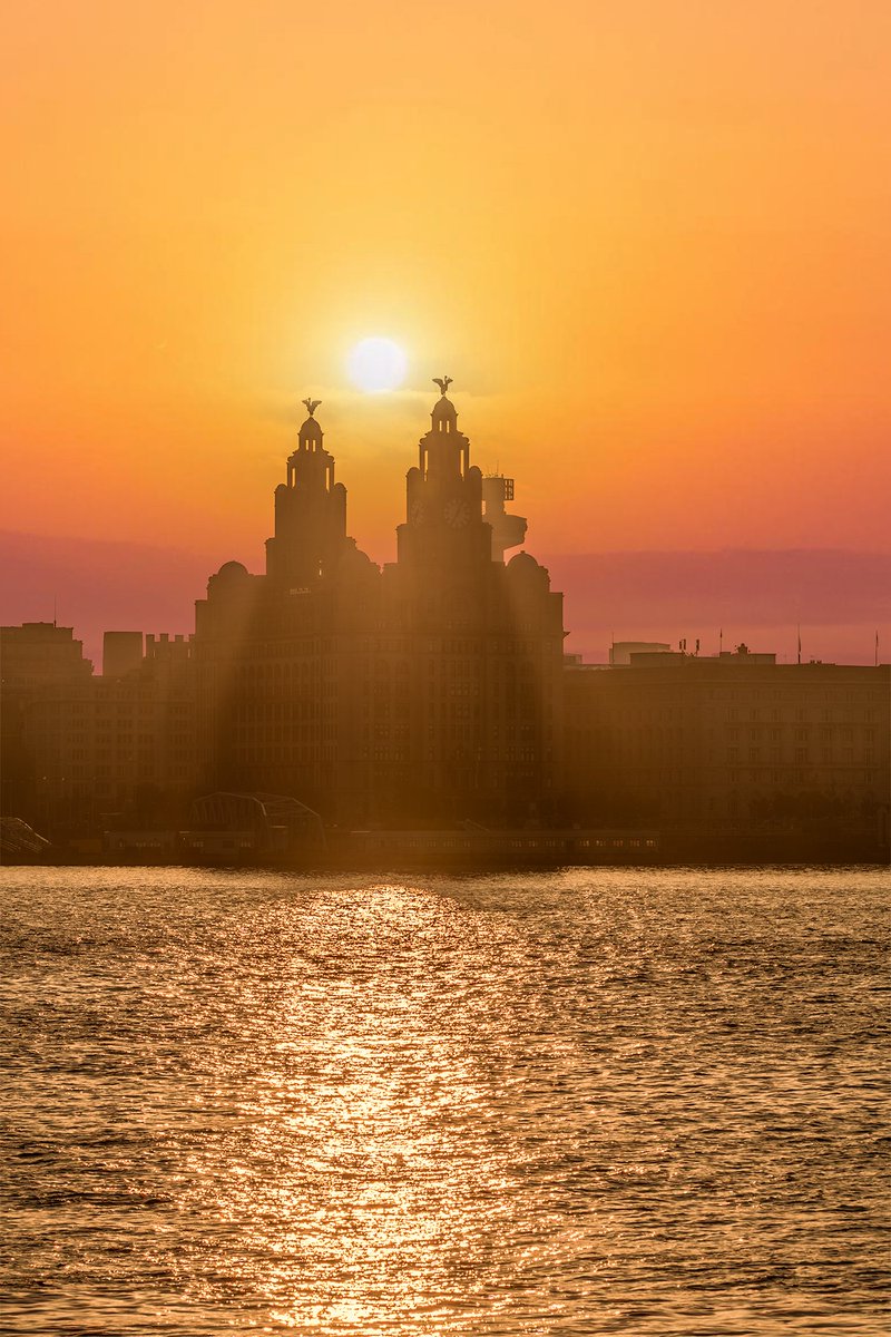 Golden rays cascade over the Royal Liver Building, spilling into the River Mersey. Few places can match the magic of a #Liverpool sunrise😍