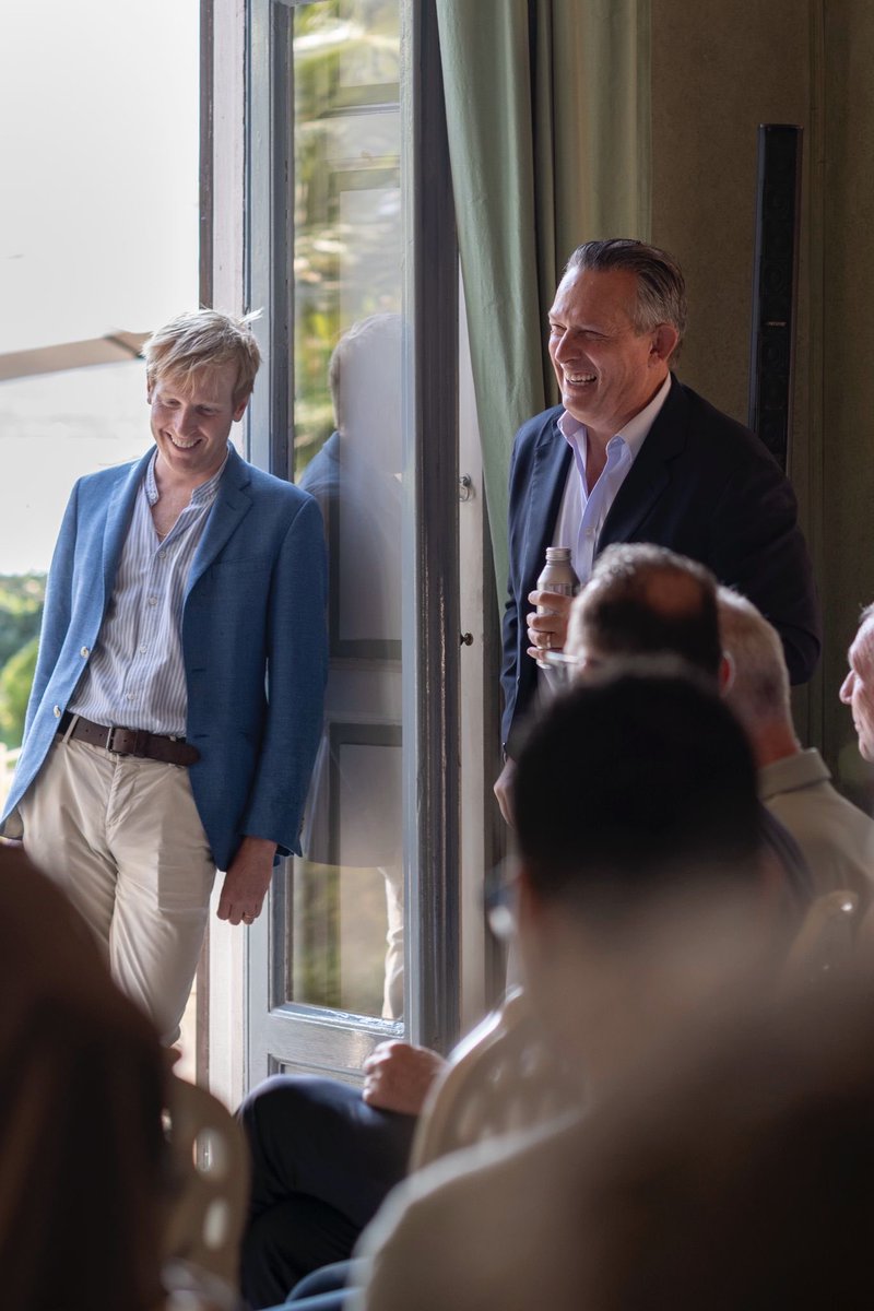 Two very different Londoners, in Como.

IMHO England at its best right there. Different backgrounds, but both high achievers and work their socks off. Loyal and generous. 

This foto is how I personally remember the spirit and work at Como. I was introducing both to a panel.