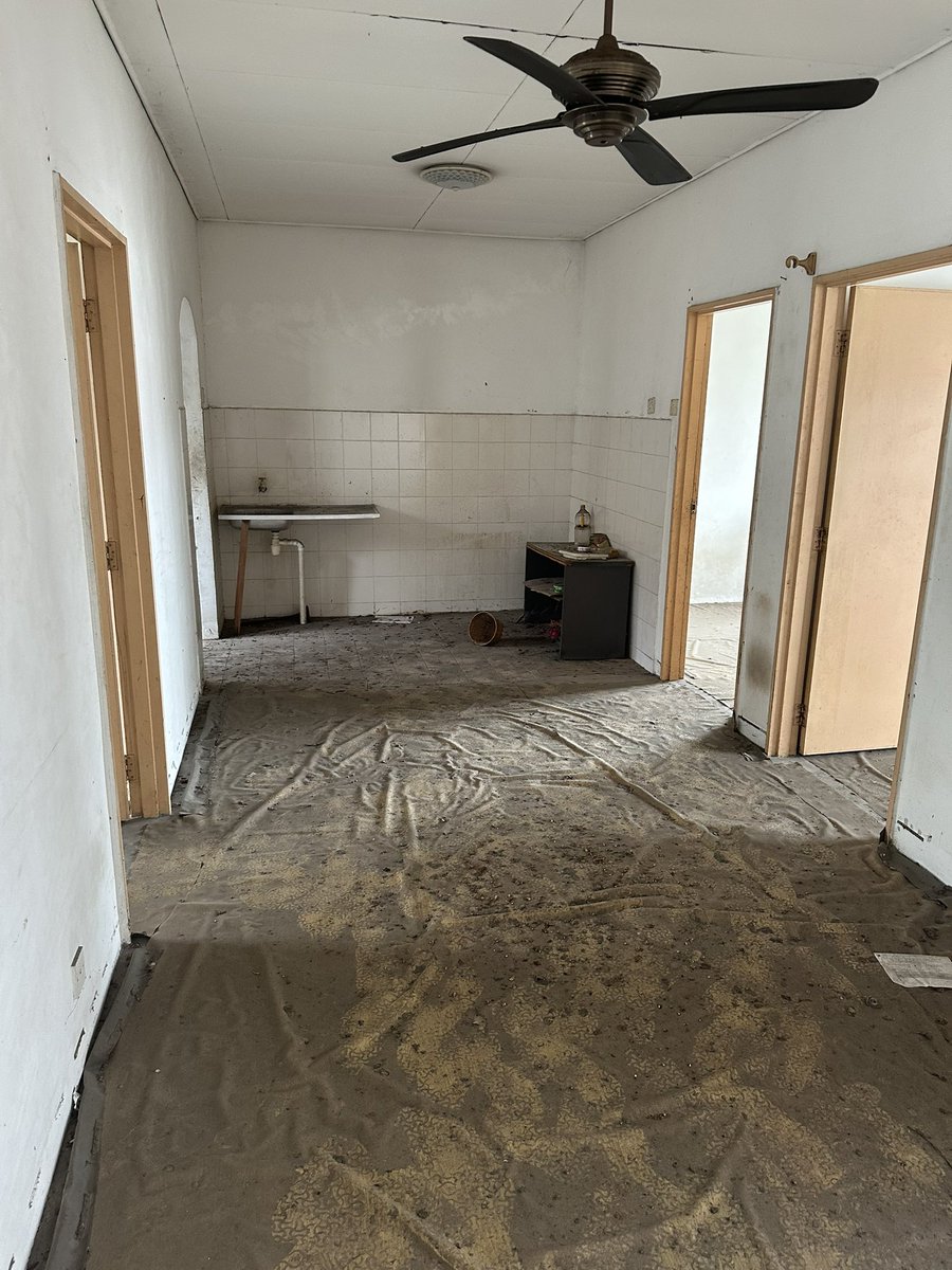 am_designmy's tweet photo. Dulu rumah ni rumah usang, seperti tidak bertuan. Sekarang? Fresh reno, siap untuk penyewa baru 🚀 

From unit lelong to rumah selesa terus ✨ https://t.co/CWVBTKRE3S