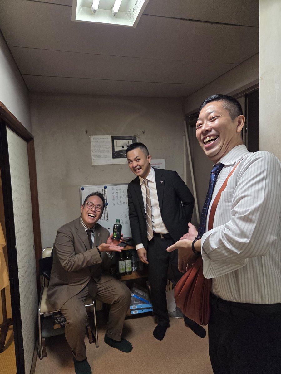 新真打ち御披露目興業、五日目❗
おめでとう御座います。主任
『入船亭扇白師匠❗』・・・
お祝いの大きな『ブリ』が・・・
フフフ