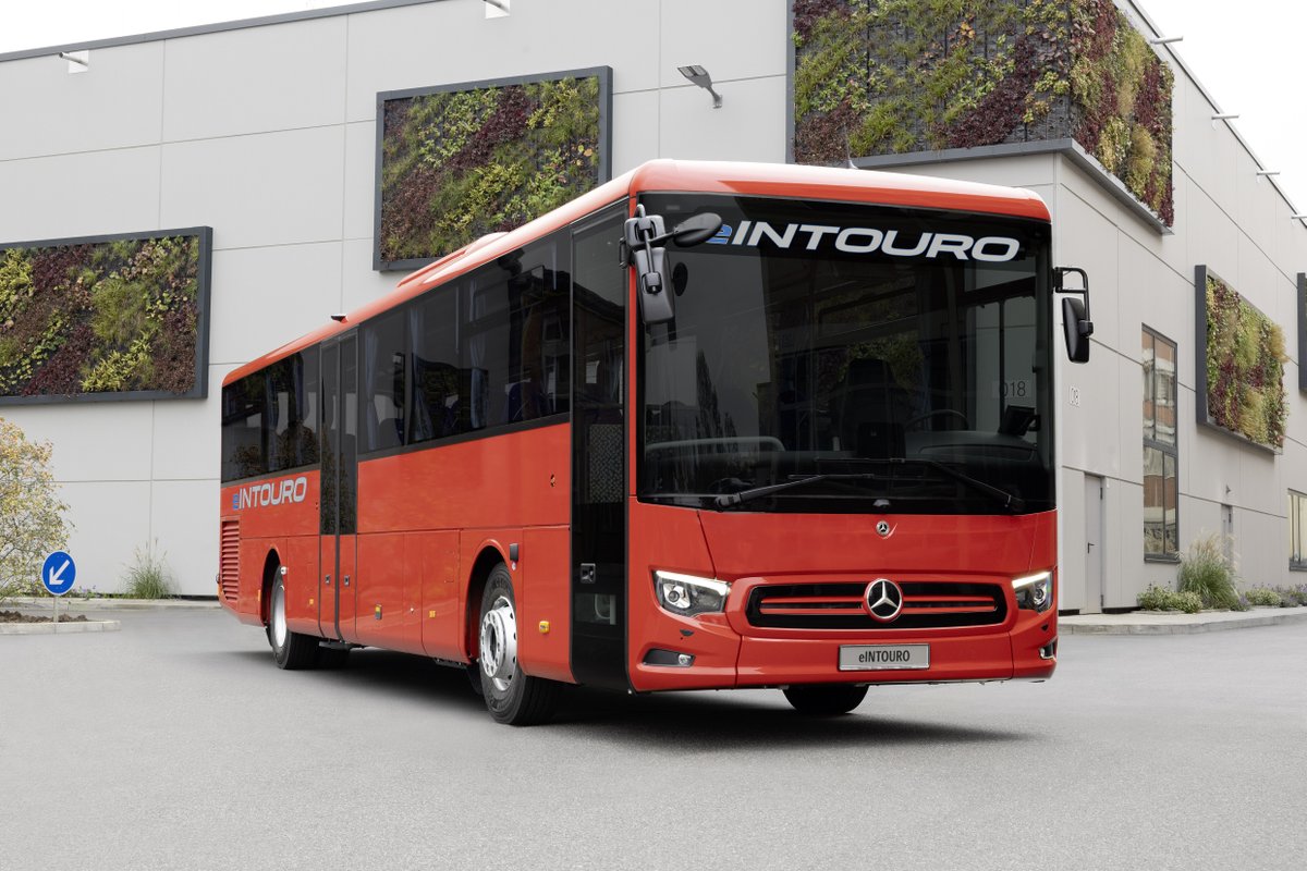 #eIntouro #MercedesBenz de série à #BusworldEurope ! Avec ses batteries LFP longue durée et son moteur central, il révolutionne le transport interurbain : 500 km d’autonomie, mises à jour logicielles "over the air", deux longueurs (12,18 m et 13,09 m). mercedes-benz-bus.com/fr_FR/brand/ne…