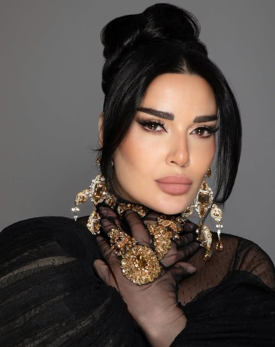 تسريحات الشعر المرفوعة بأسلوب النجمات تمنحكِ إطلالة تجمع بين الأناقة والأنوثة، وتناسب مختلف الأذواق والمناسبات. اختاري منها ما يبرز جمال ملامحكِ ويعكس شخصيتكِ.. لتفاصيل أكثر 