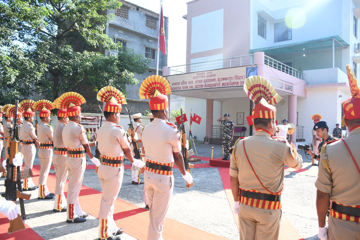 ssbshqmzp's tweet image. #DGSSB ON TOUR
दिनांक 26.09.2025 को महानिदेशक ,सशस्त्र सीमा बल  श्री संजय सिंघल, आईपीएस को क्षेत्रीय मुख्यालय, मुजफ्फरपुर में  गार्ड ऑफ होनर से सम्मानित कर  विदा किया गया l
#SSB
#NationFirst
#BorderSecurity
#HMOIndia
#PIBHomeAffairs