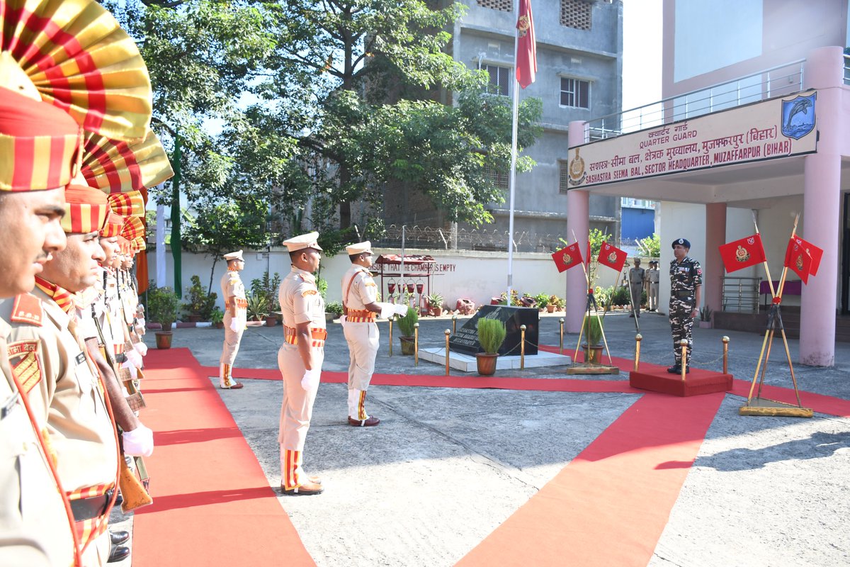 ssbshqmzp's tweet image. #DGSSB ON TOUR
दिनांक 26.09.2025 को महानिदेशक ,सशस्त्र सीमा बल  श्री संजय सिंघल, आईपीएस को क्षेत्रीय मुख्यालय, मुजफ्फरपुर में  गार्ड ऑफ होनर से सम्मानित कर  विदा किया गया l
#SSB
#NationFirst
#BorderSecurity
#HMOIndia
#PIBHomeAffairs