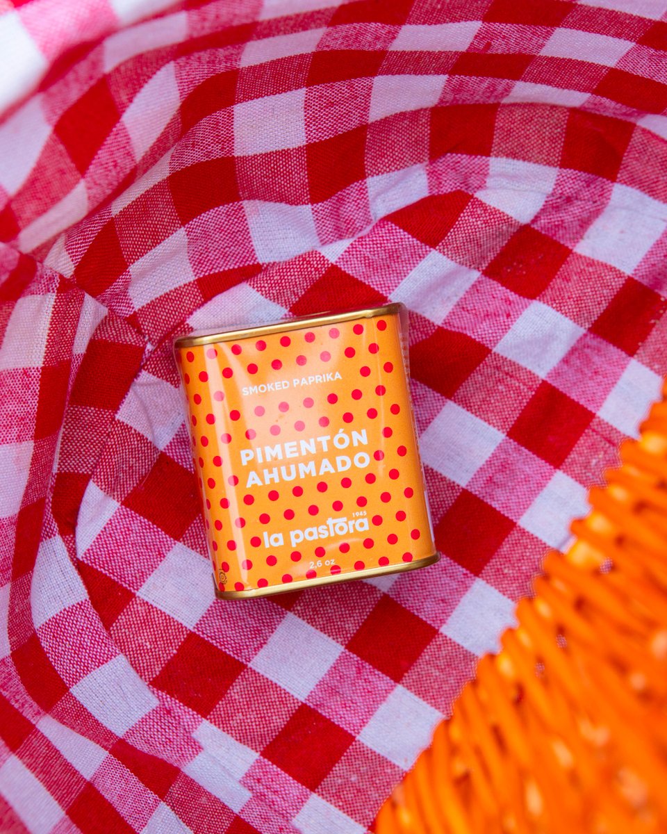 🌶️ Pimentón Ahumado La Pastora
Sabor profundo, aroma inconfundible y tradición en cada cucharada.

Nuestro pimentón ahumado se elabora con el método tradicional de secado con leña, lo que le confiere ese toque cálido y característico que transforma cualquier receta.