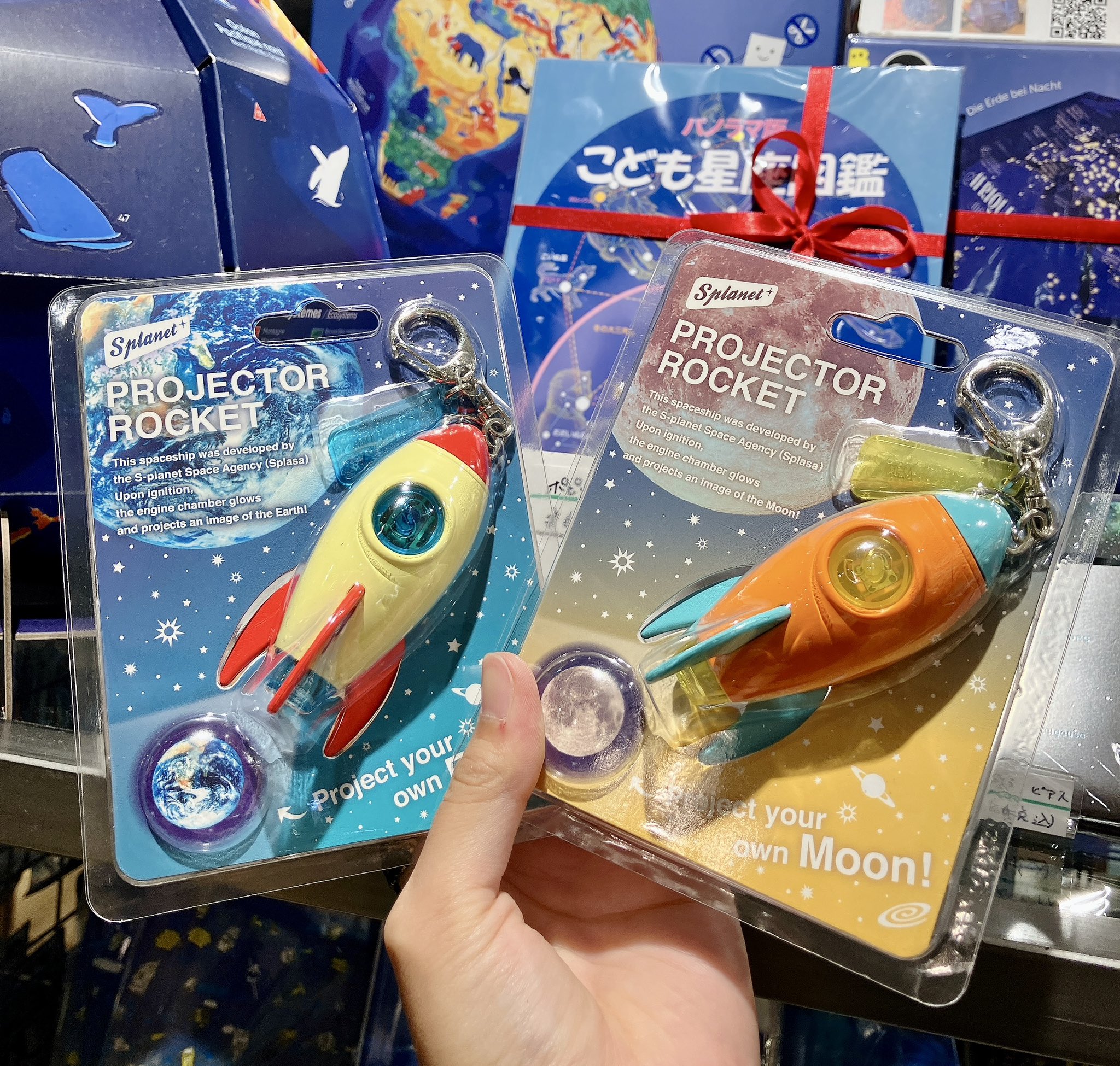 新品】ドリームズ キーホルダー earth 地球 ロケット プロジェクター