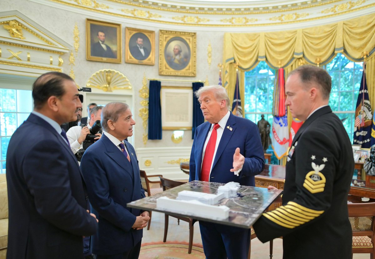 I heard that🇮🇳Indian govt., think tanks and media keep their eyes on🇺🇸U.S. President Trump's 80-mins meeting with 🇵🇰#Pakistani Prime Minister Muhammad #ShehbazSharif and Field Marshal #AsimMunir, Chief of Army Staff at the #WhiteHouse.