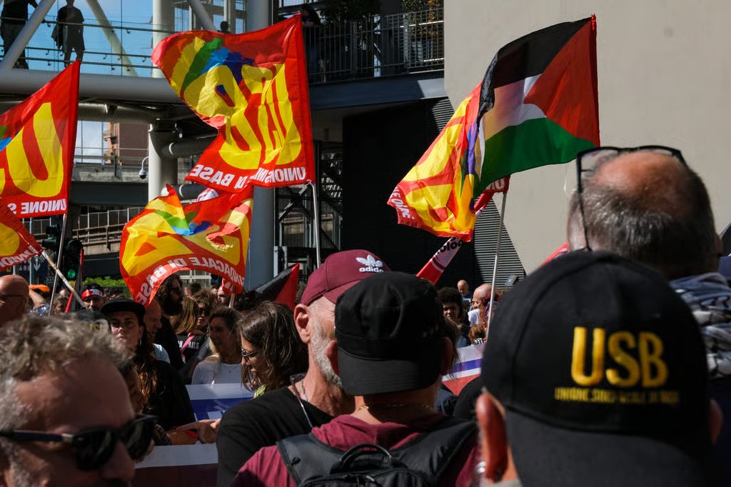 #SONDAKİKA

🚨 İtalya, İspanya, Fransa, Yunanistan, Kıbrıs, Almanya ve Fas’taki liman işçileri, İsrail’e silah sevkiyatlarını durdurmak için birleşme kararı aldı.