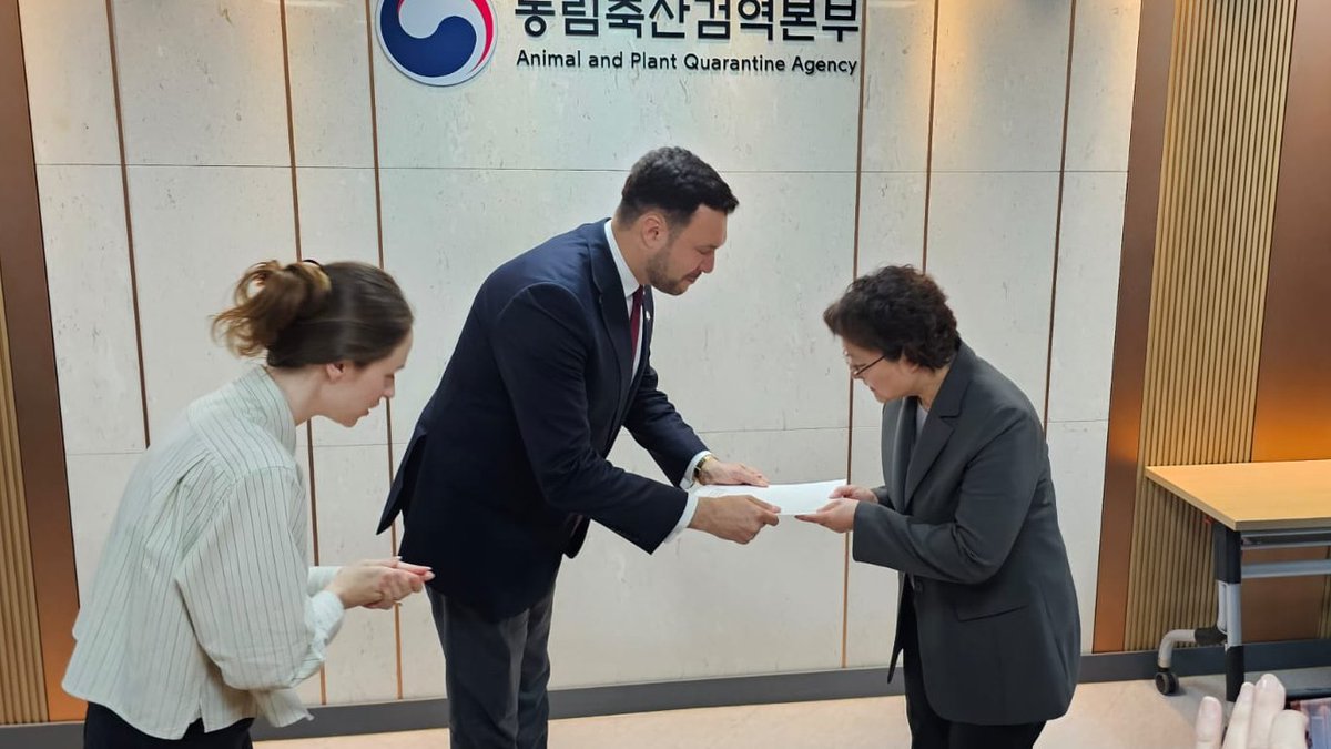 MRiRW_GOV_PL's tweet photo. Wiceminister @AdamNowak_PL spotkał się z Kim Junghee, komisarz koreańskiej Agencji Kwarantanny Zwierząt i Roślin (#APQA). 🇵🇱🤝🇰🇷
Rozmowy dotyczyły:
🔸eksportu mięsa wieprzowego 🐖ze wszystkich stref wolnych od ASF zgodnie z regionalizacją,
🔸eksportu mięsa drobiowego 🐓przetworzonego termicznie,
🔸przyspieszenia procedur dostępowej dla mięsa wołowego 🐂na rynek Korei.
✅APQA potwierdziła, że przeprowadzi już w najbliższych miesiącach audyty w polskich zakładach drobiowych zainteresowanych eksportem przetworzonego termicznie mięsa oraz w zakładach wieprzowych zlokalizowanych w I strefie ASF.
