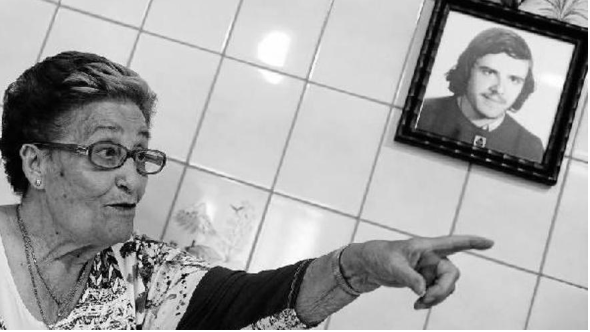 Ama, vas a perder a un hijo.

-Ya lo sé, maitia.

-Pero vas a ganar muchos hijos en Euskadi. 

“Fueron las últimas palabras que me dijo. Pero es verdad. Así me dijo, que iba a perder a un hijo, pero iba a ganar muchos. Y los gané".

Antonia María Manot (1928-2024)

#MemoriaOsoa