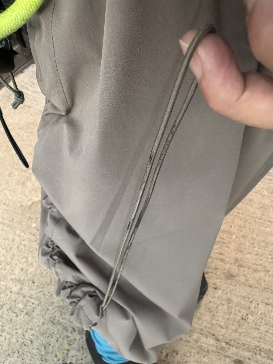 サイドにドロストついたロングスカートで自転車に乗ったら、紐がペダルにどんどん巻き付いていき、死を感じました。そこまでではないけど、外すの大変でした。