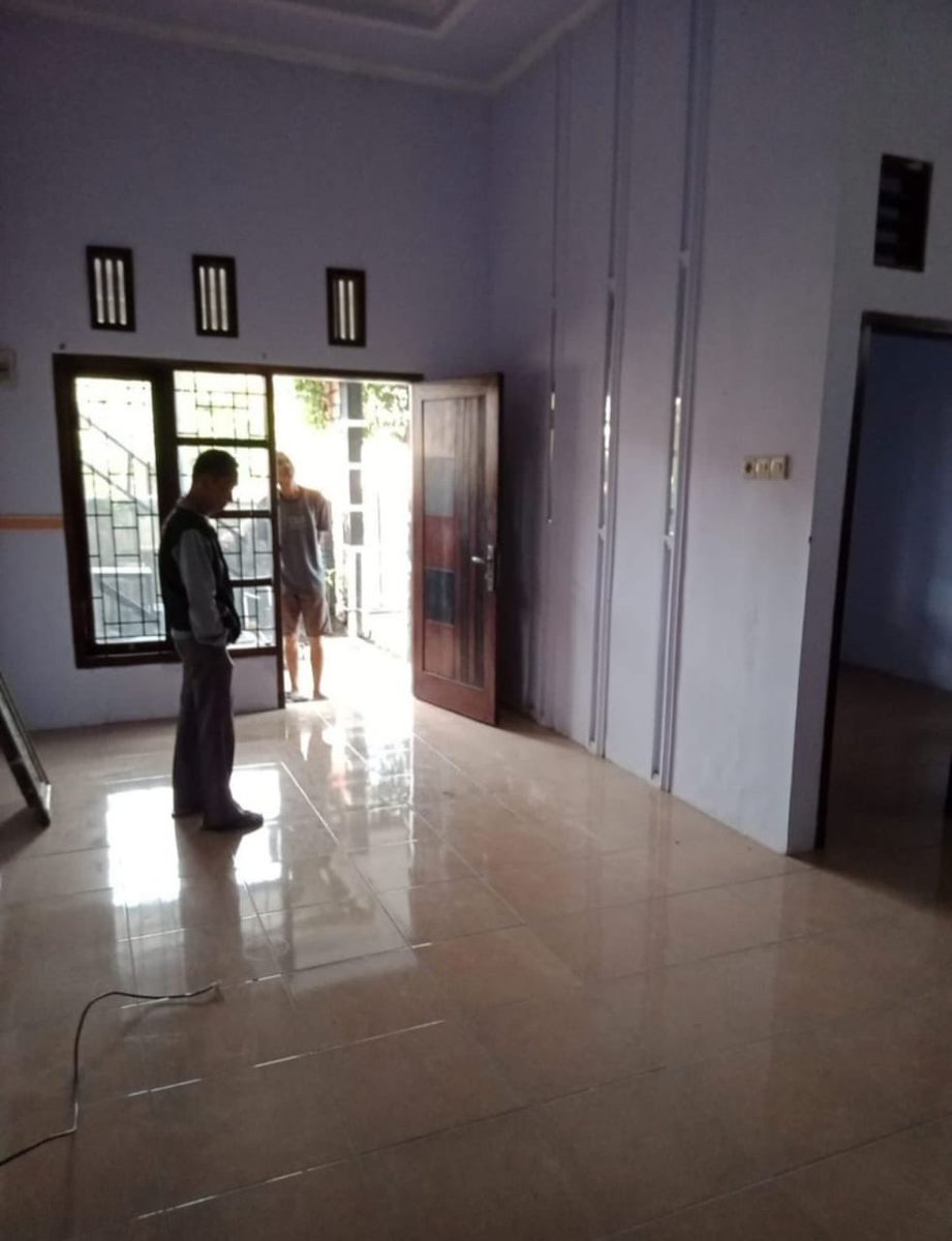 ocriy's tweet photo. Halo teman-teman semua. 

Saya mau jual rumah keluarga saya. Lokasi Perumahan Djati Khayangan Banyuwangi. Udah SHM. Rumah luas, tanah 84m2 dan luas bangunan 84m2. Open di 380jt nego. Dijual karena butuh dana cepat. https://t.co/ytbHzH8YbY
