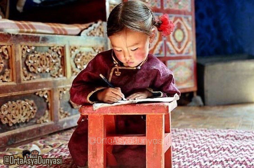 TurkunDunyasi's tweet photo. "Unutmayın! Başka hiçbir dil bilmeden sizi Adriyatik'ten Çin Seddi'ne kadar götürecek tek bir dil vardır; Türkçe! Dilinize sahip çıkın." 

-Oktay Sinanoğlu

🇹🇷#TürkDilBayramı kutlu olsun https://t.co/8gbi1axmAT