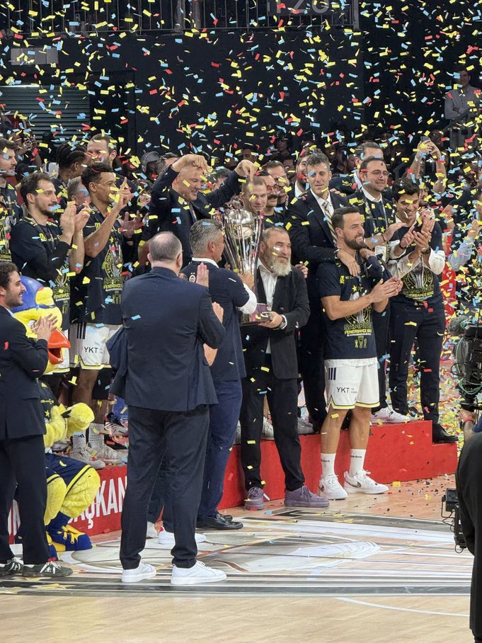 Hayırlı cumalar diliyoruz.#günaydın #bizfenerbahçeyiz #yaşafenerbahçe #heryerdeseninle #fenerbahçeaşktır #çünküfenerbahçeliyiz #fenerbahçeyıkılmaz #delicesev #kalplerberaber #sarılacivert #fenerbahçe #türkiye #cuma #malatya 💛💛💙💙