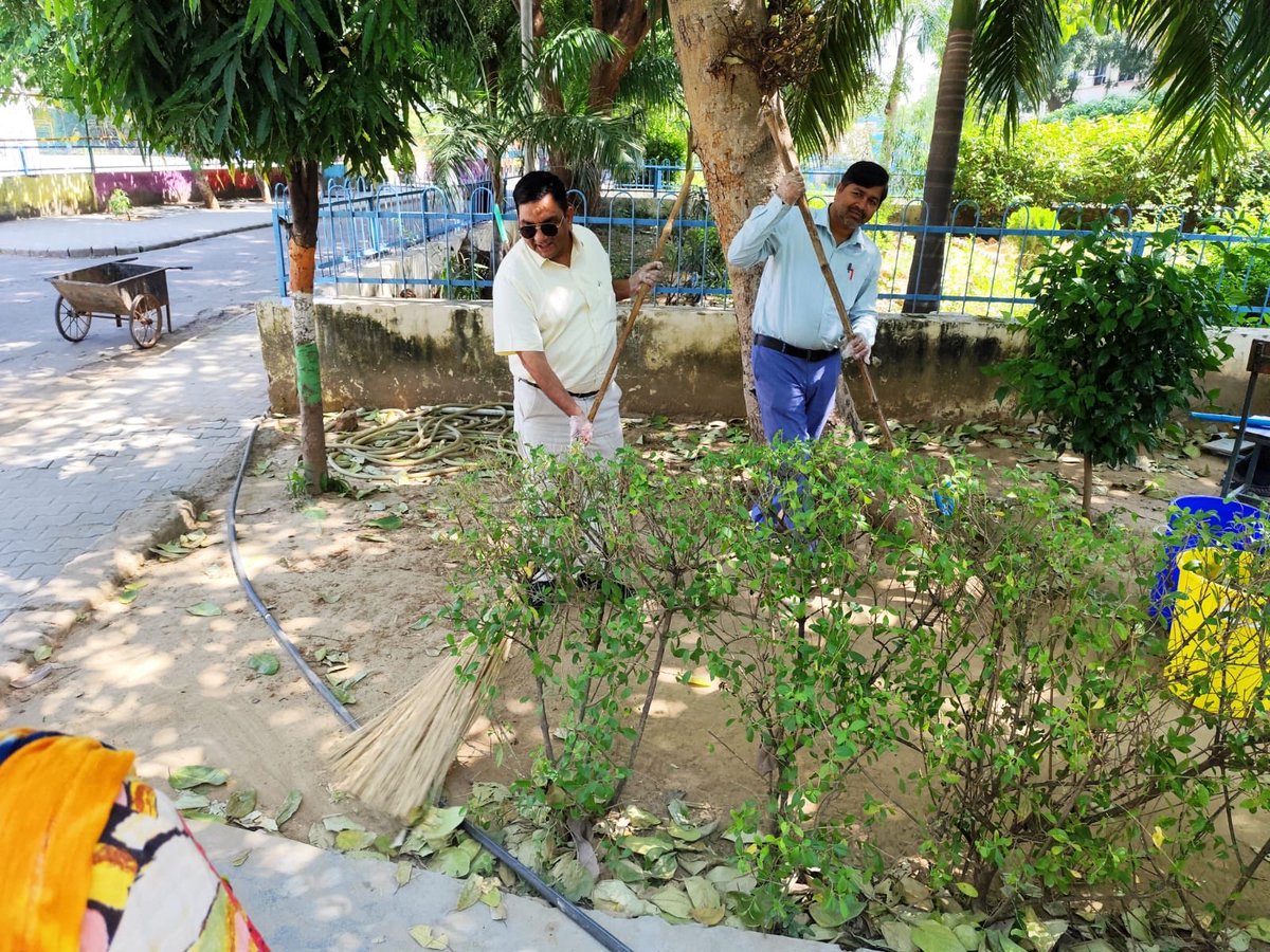PM SHRI KV NO.1 GWALIOR (@kv1_gwl) on Twitter photo Swacchta Pakhwada 2025:
#Swacchtapakhwada #Swacchtahiseva #sevaparv
स्वच्छता पखवाड़ा 2025 के अंतर्गत विद्यालय में स्वच्छता अभियान में प्राचार्य, उपप्राचार्य, शिक्षकों, कर्मचारियों व छात्रों ने उत्साहपूर्वक योगदान दिया ।
<a href="/KVS_HQ/">Kendriya Vidyalaya Sangathan</a> 
<a href="/kvs_bhopal/">KVS RO Bhopal</a> Swacchta Pakhwada 2025:
#Swacchtapakhwada #Swacchtahiseva #sevaparv
स्वच्छता पखवाड़ा 2025 के अंतर्गत विद्यालय में स्वच्छता अभियान में प्राचार्य, उपप्राचार्य, शिक्षकों, कर्मचारियों व छात्रों ने उत्साहपूर्वक योगदान दिया ।
<a href="/KVS_HQ/">Kendriya Vidyalaya Sangathan</a> 
<a href="/kvs_bhopal/">KVS RO Bhopal</a>