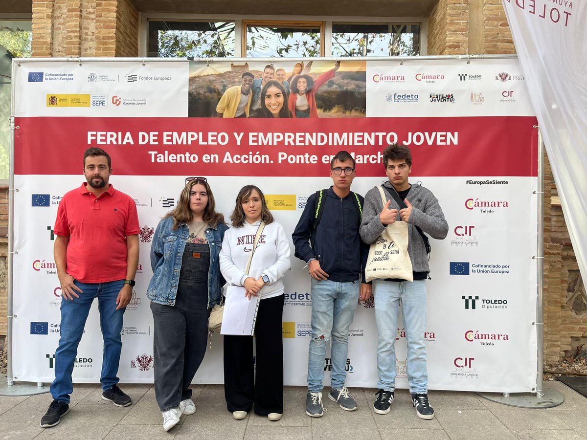 Varias personas del servicio de #Capacitación (cofinanciado por el #FSE y <a href="/gobjccm/">Gobierno de Castilla-La Mancha</a>) y el servicio de Apoyos asistieron a la Feria de Empleo organizada por <a href="/CamaraToledo/">CamaraToledo</a> Contactaron con empresas y entregaron sus currículums con el fin de conseguir una oportunidad laboral. 👌