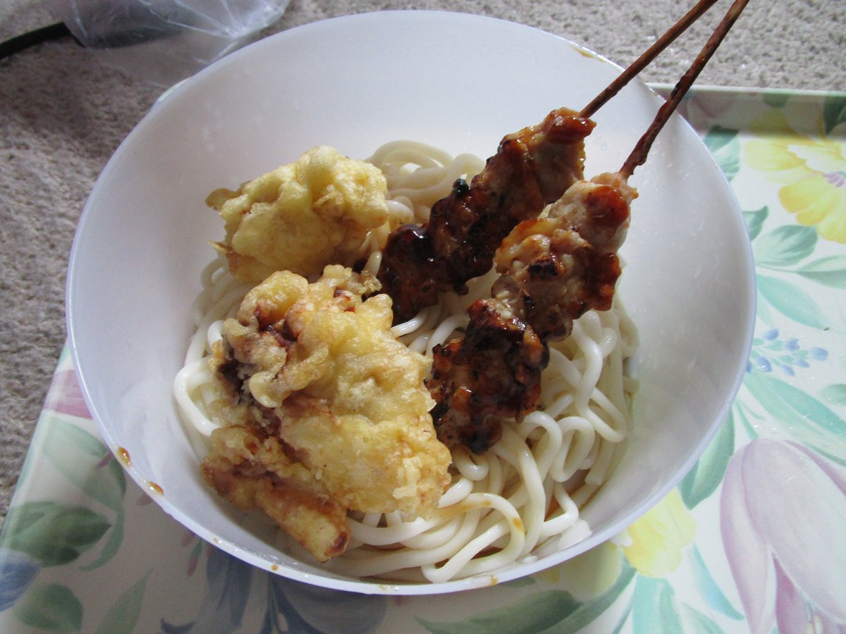 🐇の簡単自作飯？

冷やし焼き鳥＆とり天うどん

材料は全て値引き品なので格安で作れます
入れ物は100円ショップの耐熱容器なので冬はホットうどんにもできます🐇