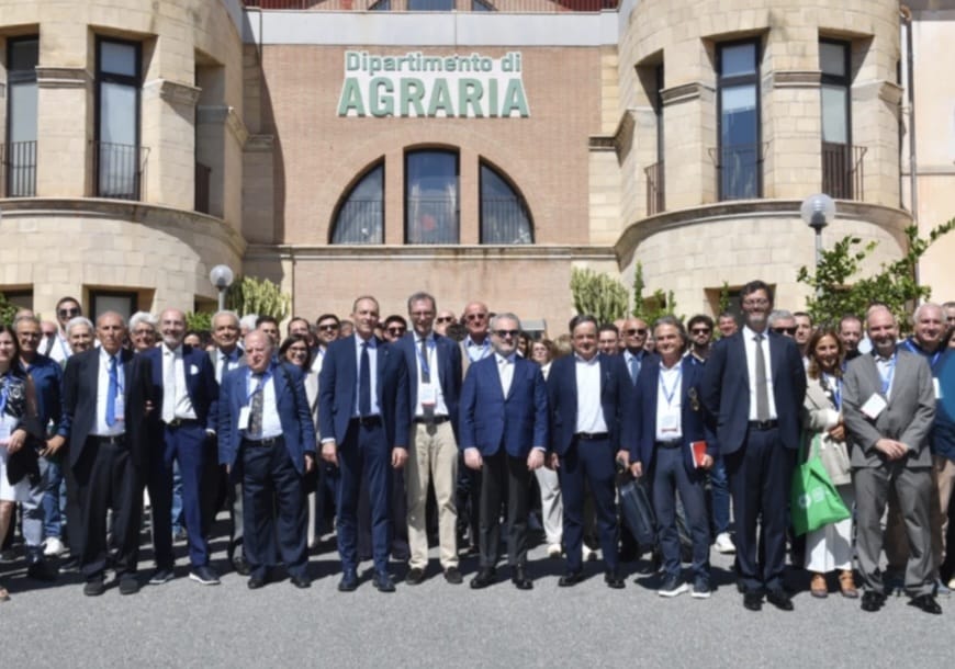 José Blasco, investigador de <a href="/Agroing_IVIA/">Agroingeniería - IVIA</a> ha sido el encargado de ofrecer la charla plenaria inaugural del congreso de la Italian Society of Agricultural Engineering  #AIIA 🧑‍🏫<a href="/GVAivia/">IVIA</a> como referencia investigadora en #IA para la agricultura. Enhorabuena compañero👏