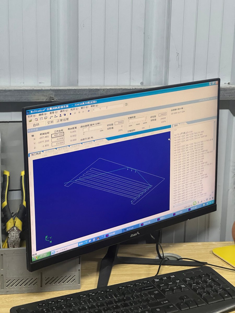 AETGEAR's tweet image. 💻 Computers precisely outline every contour and function, while die-cutting machines bring the design to life, ensuring each mold is flawless.
#TacticalGear  #FromDesignToProduction #HardcoreGear #BackpackManufacturing #QualityControl #MoldDevelopment
