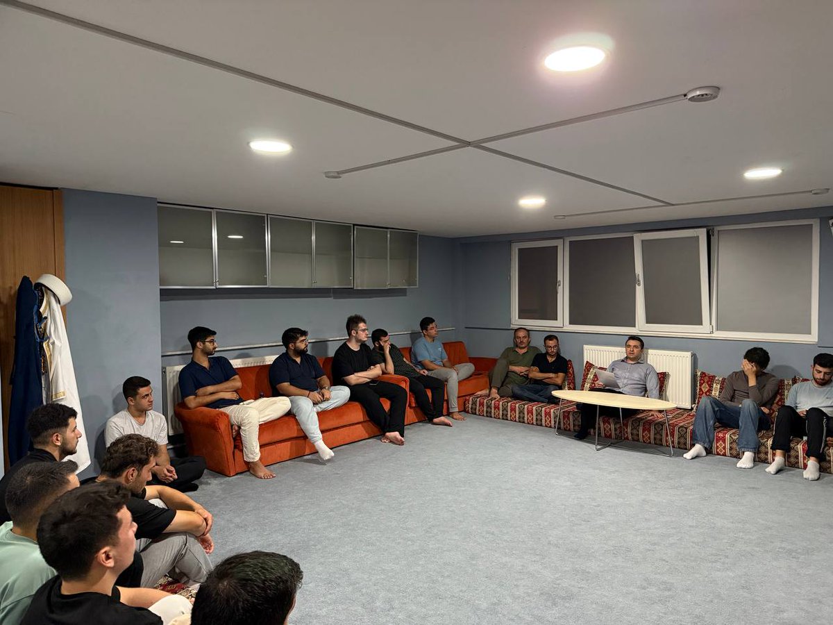 “AGD Üniversite eğitimlerinde bu hafta, birlikte yaşam kültürünü güçlendiren ve toplumsal uyumumuzu pekiştiren Toplu Yaşam Adabı konusunu işledik. Katılım gösteren tüm arkadaşlarımıza ve değerli eğitimcimize teşekkür ederiz.”