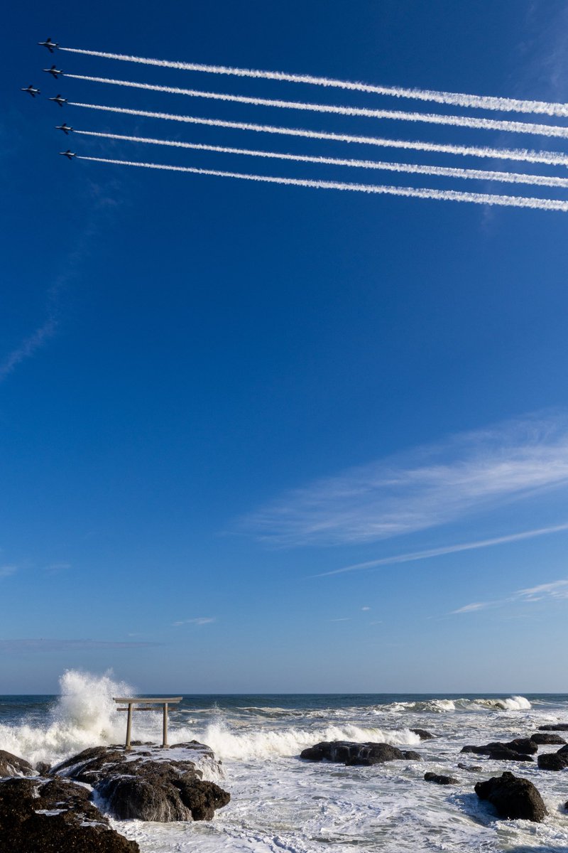 鹿島灘の大波に打ち勝つ大洗磯前神社神磯鳥居とブルーインパルス

#ブルーインパルス 
#大洗海上花火大2025
