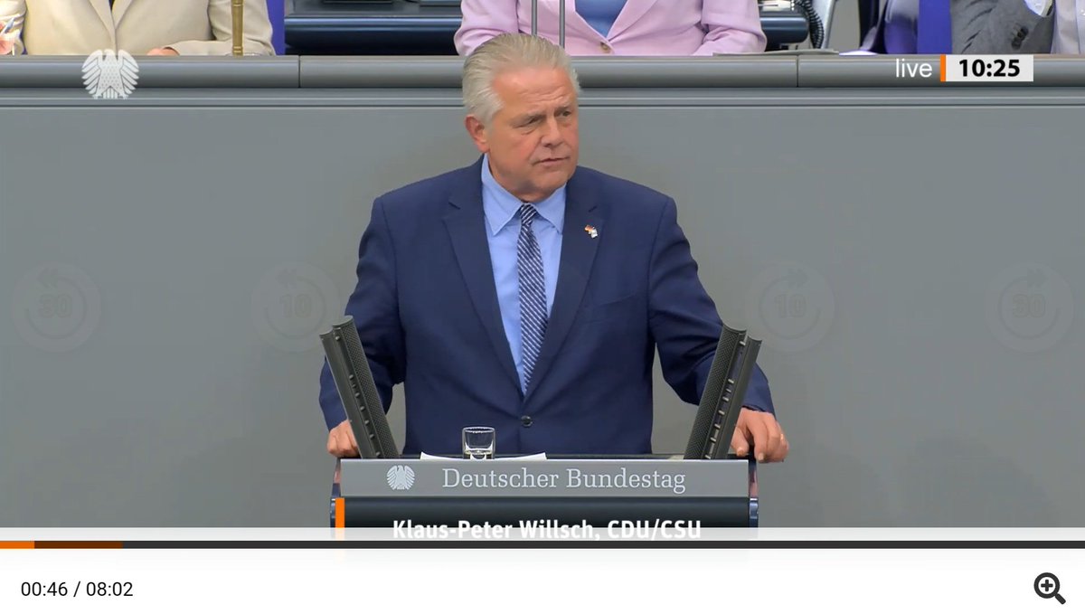 Im Juni verbrannte Julia Klöckner <a href="/cansinkoek/">cansinkoektuerk</a> aus dem Bundestag, da diese ein Tshirt mit der Aufschrift Palästina trug und keine politischen Symbole getragen werden dürfen. Gestern trug ein CDU-Abgeordneter die Fahne Israels und es geschah nichts. Deutsche Doppelstandards.