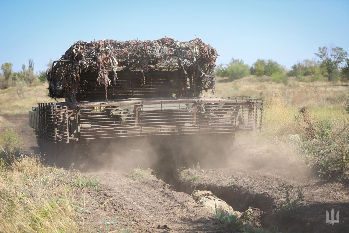 KettenAusStahl's tweet photo. 🛡️ A T-80BV tank was shown at the 30th Marine Corps “tank testing” with a folding anti-UAV cage (“mangal”).
⚙️ Built to counter FPV drones & top-attack weapons, but their practical effectiveness is still questionable.
#Russia #UkraineWar #T80BV #Drones #OSINT https://t.co/pEdUYjR3XQ