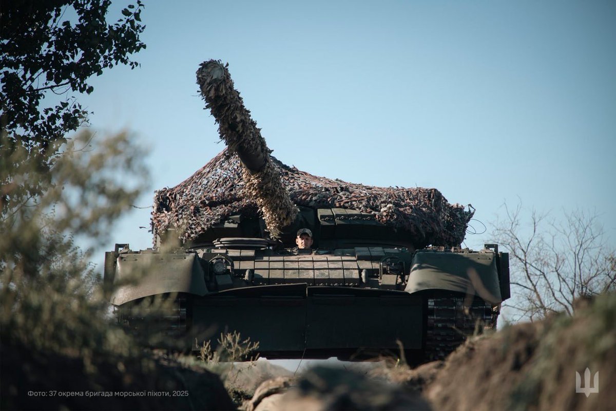 KettenAusStahl's tweet photo. 🛡️ A T-80BV tank was shown at the 30th Marine Corps “tank testing” with a folding anti-UAV cage (“mangal”).
⚙️ Built to counter FPV drones & top-attack weapons, but their practical effectiveness is still questionable.
#Russia #UkraineWar #T80BV #Drones #OSINT https://t.co/pEdUYjR3XQ