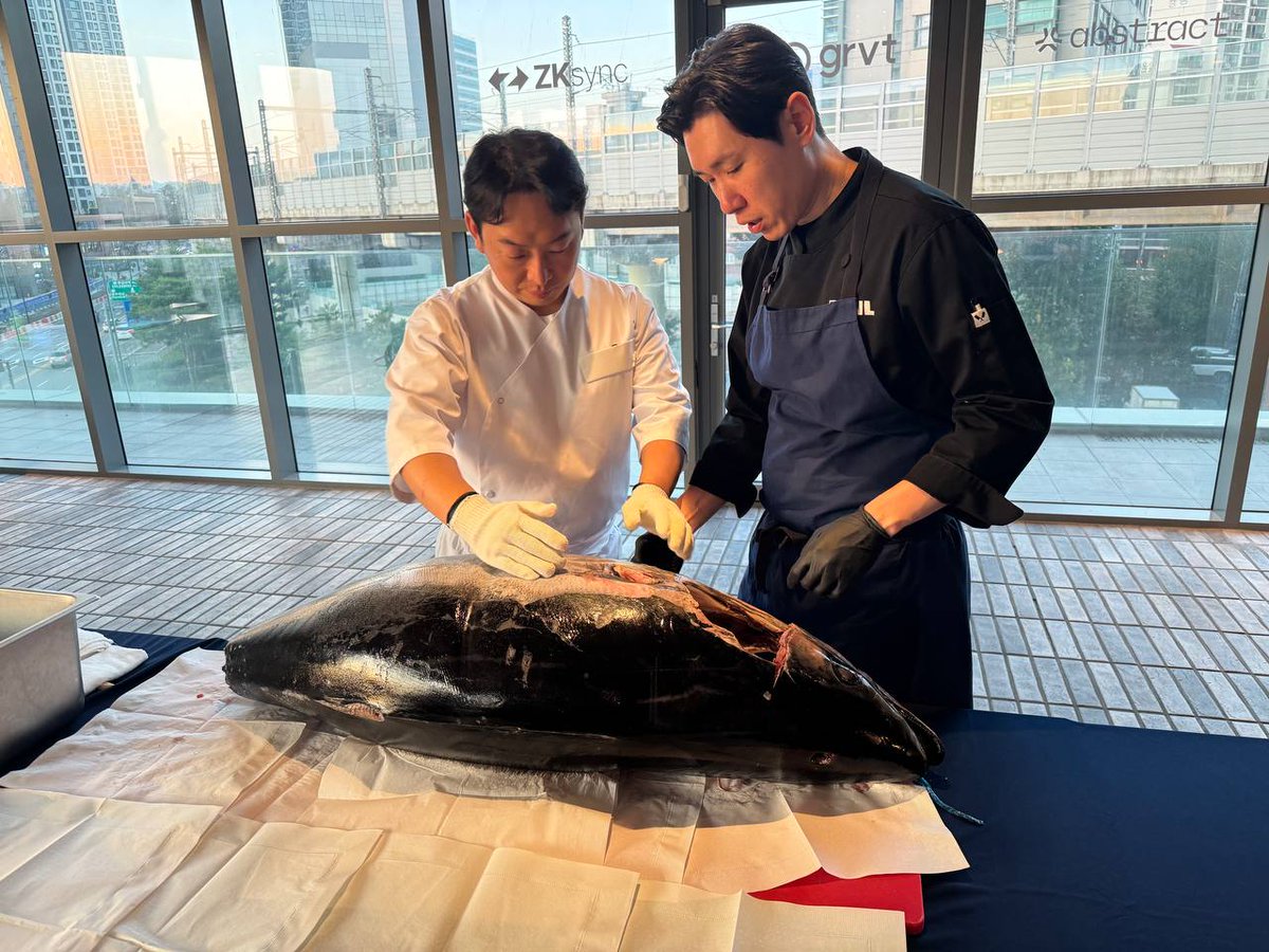 imawickedlemon's tweet image. Some snippets from last night's tuna carving dinner hosted by @zksync, @grvt_io, and @AbstractChain.
Nothing like watching a master chef break down fresh tuna while discussing the future of Web3 🫡