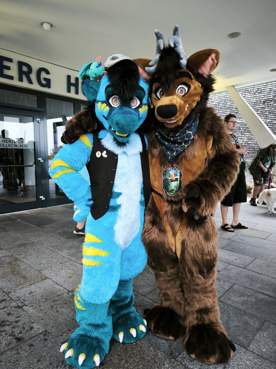 Me and <a href="/LennartDragon/">Lennart the Dragon</a> wish you a nice #fursuitfriday 🤗 

🪡: <a href="/Evi1Makers/">EvilMakers🏳️‍⚧️Commissions CLOSED</a> 
#EAST13