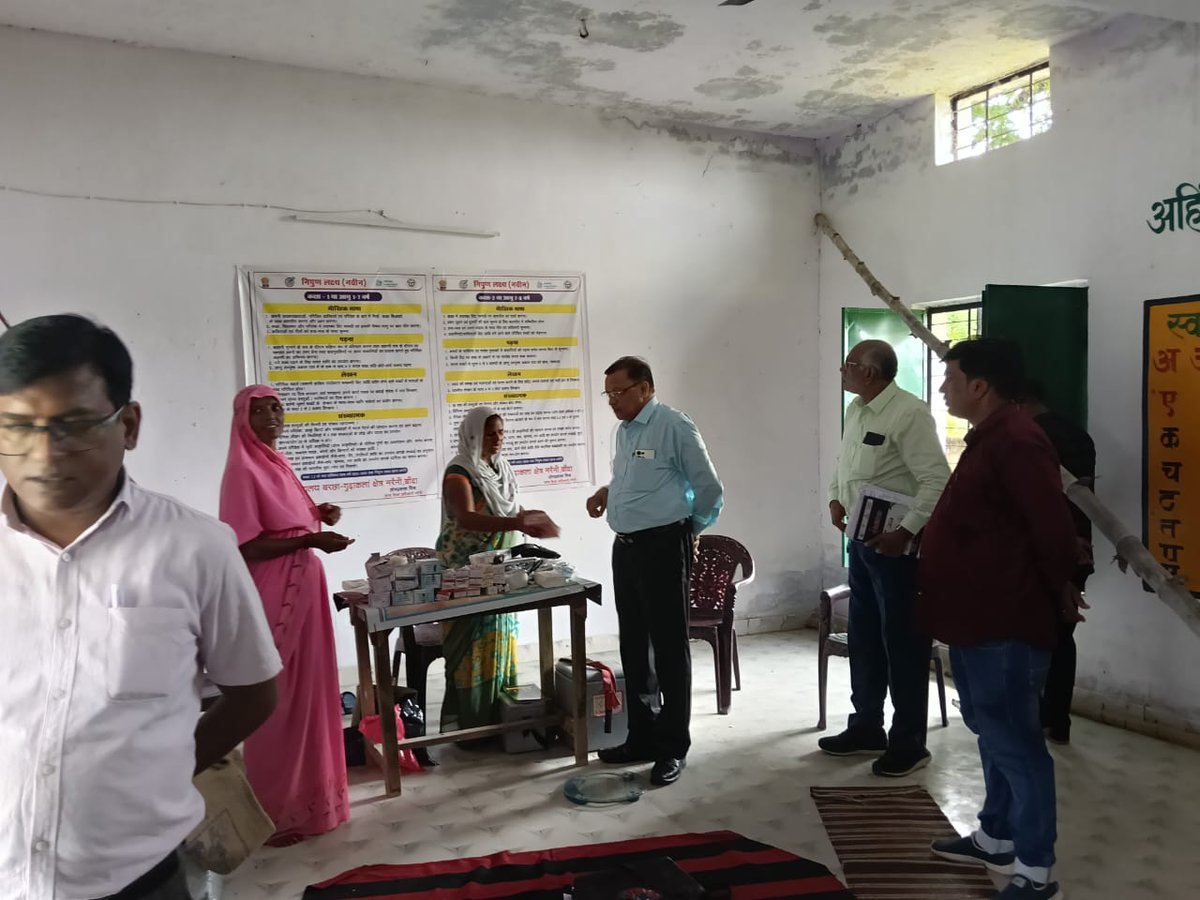 DhsBanda's tweet photo. Banda CMO Sir &amp; ACMO R N Prasad visit to Naraini Block during RI and SNSP Abhiyan. https://t.co/jvuWWEtX5z