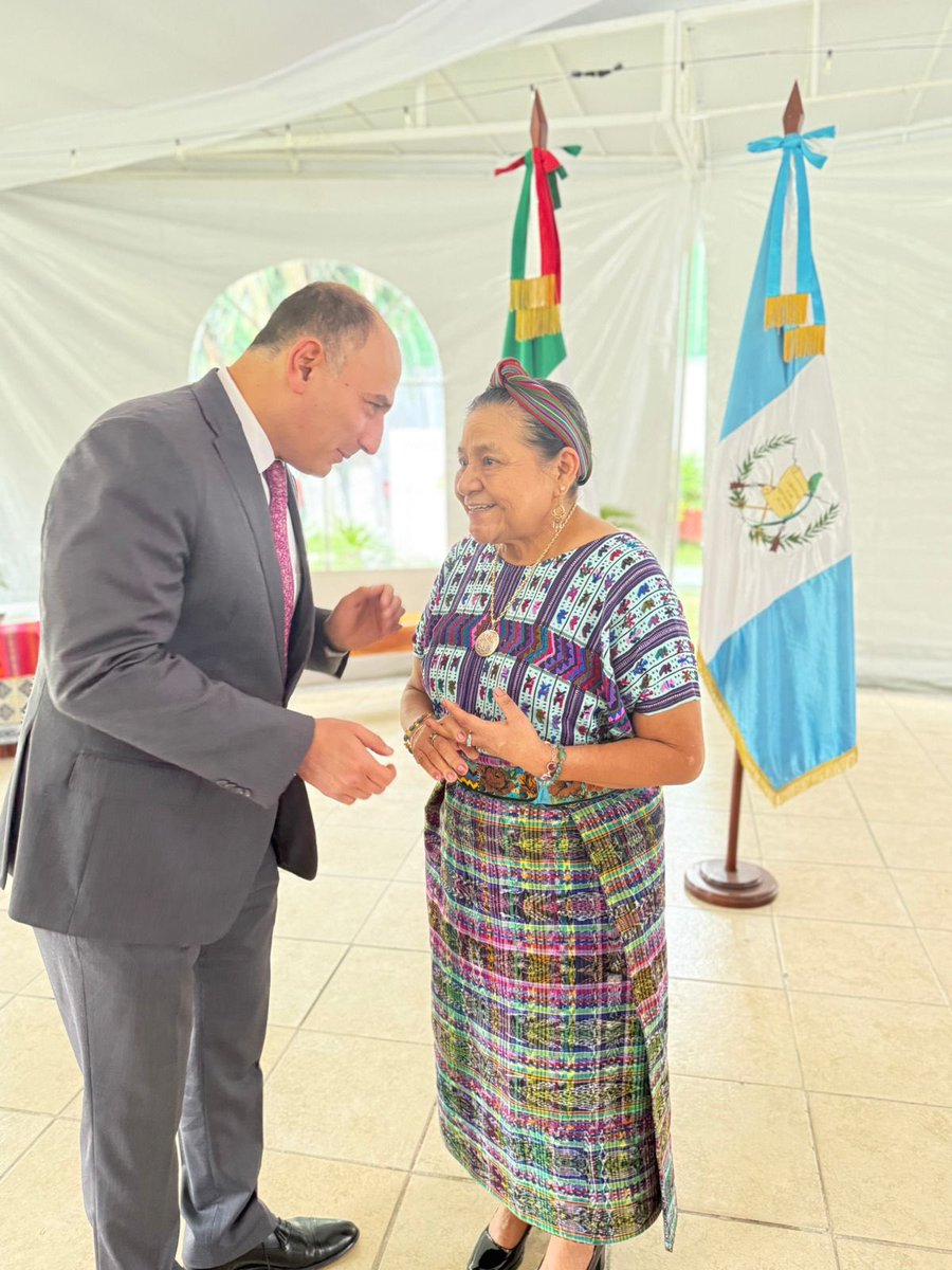 Tuve el gran honor de conocer a <a href="/RigobertMenchu/">Rigoberta Menchú Tum</a> , defensora de los derechos indígenas y ganadora del Premio Nobel de la Paz, originaria de Guatemala. Disfruté mucho nuestra conversación y hablamos sobre posibilidades de colaboración. ¡Una experiencia inspiradora!