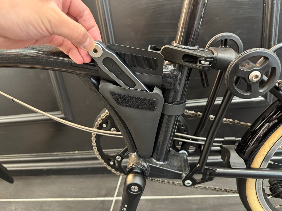 lb_daikanyama's tweet image. 新商品「Puncture Pouch and Multi Tool」が再入荷しました。
ブロンプトンのパンク修理に特化したコンパクト工具セットで、専用ポーチはフレームの三角部分にすっきり収納可能。前回完売アイテムのためお早めに。
bjec.jp/view/item/0000…

#brompton #multitool