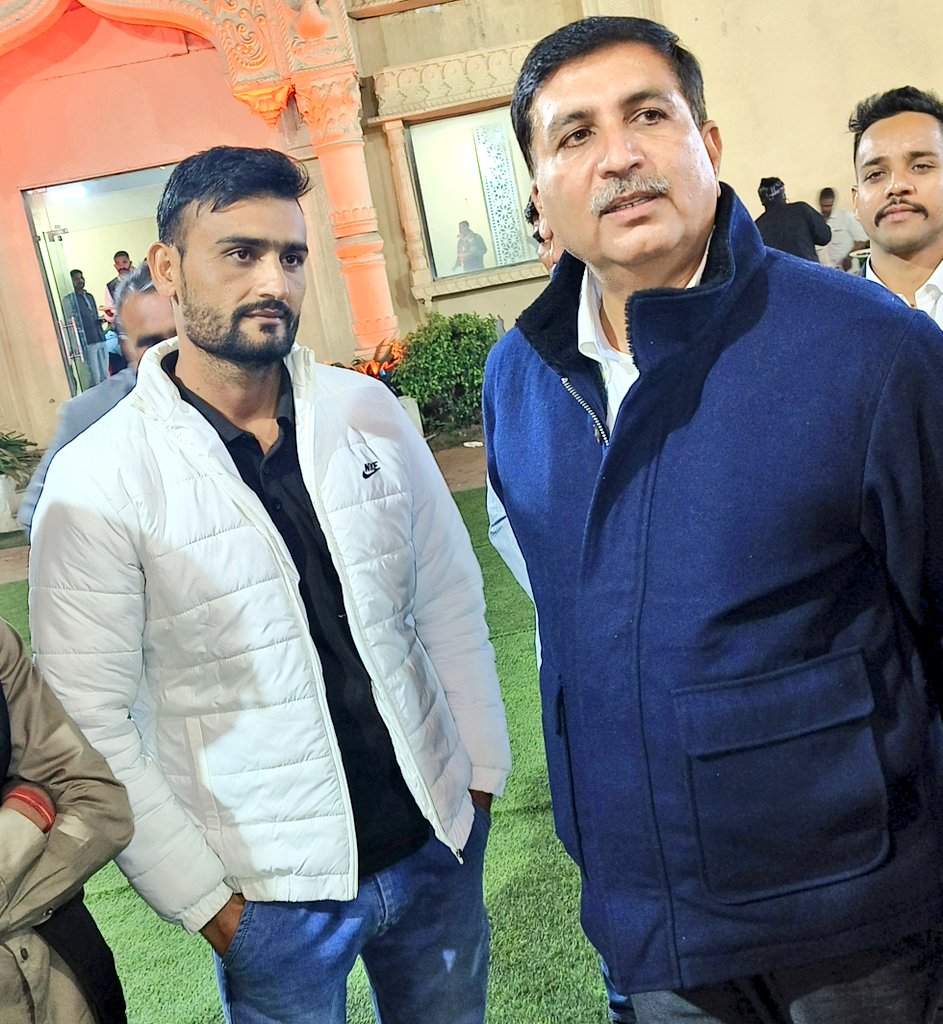 कुछ साथी कल से <a href="/Barmer_Harish/">Harish Chaudhary</a> जी के पुराने बयान को जोर-शोर से चला रहे हैं, ताकि वह अपनी बात पर रहकर राजनीति से संन्यास ले ले, खैर यह उनका खुद का स्टेटमेंट होगा अभी आने तो दीजिए कोई स्टेटमेंट, 
लेकिन जरा सोचिए विरोध जिस चीज का करना चाहिए वहां पर तो पटाखे फोड़े जा रहे हैं और एक
