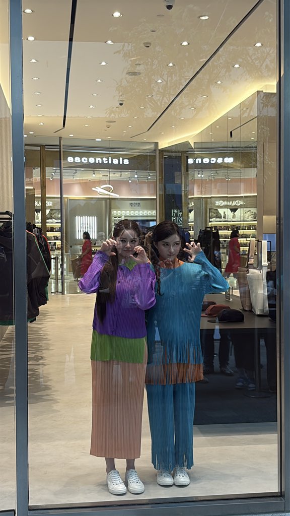 เหมือนสแตนดี้มาก👯‍♀️5555555

PRIM WITH BAOBAO WONDER 

#PRIMxBAOBAO #primiily 
#EverydaywithBaobao