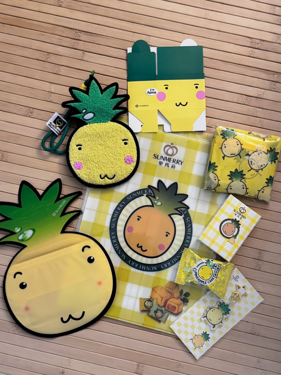 좀 뜬금없고 여기 양조위 계정이지만.. 대만에서의 즐거운 경험을 공유하고자 글을 씁니다🥹

저의 숨겨진 자아 : 아피나(Apina)라는 캐릭터를 아주많이 좋아합니다..
비극이 있었으니 아피나는 그저 펑리수 마스코트였다는 것...(굿즈 x 팬덤 x)

인간이 파인애플을 사랑하여 생긴일
타래로…