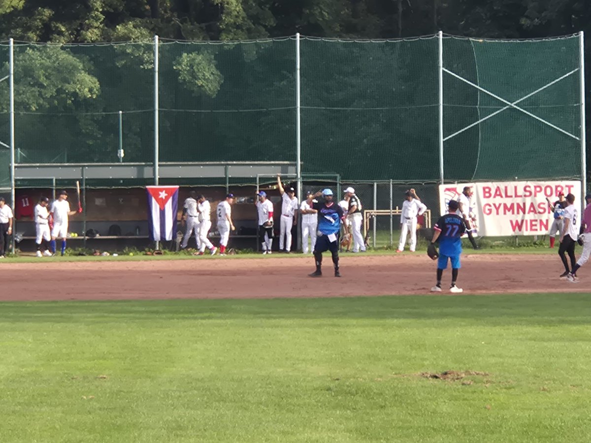 ConsularOficina's tweet photo. El colectivo de @EmbaCubaAustria  compartió junto a cubanos residentes en Austria que integran el equipo de Béisbol "Tanques de Cuba" que se alzara con el segundo lugar en una copa que agrupó a otros equipos de la región. https://t.co/bnDXfkXnfE